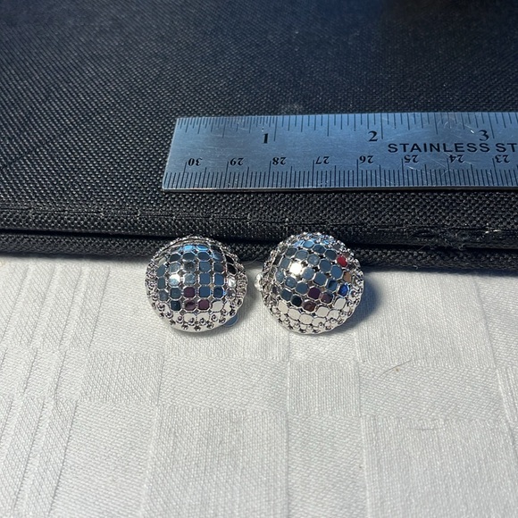 Vintage signed Whiting and Davis silver-toned domed clip on earrings - Picture 5 of 5